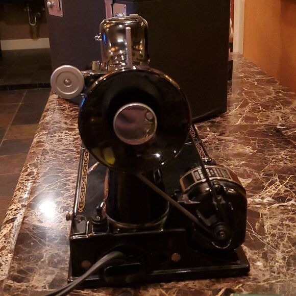 Antique Singer Sewing Machine, Featherwieght Model,  EXCELLENT CONDITION! - Picture 12 of 17